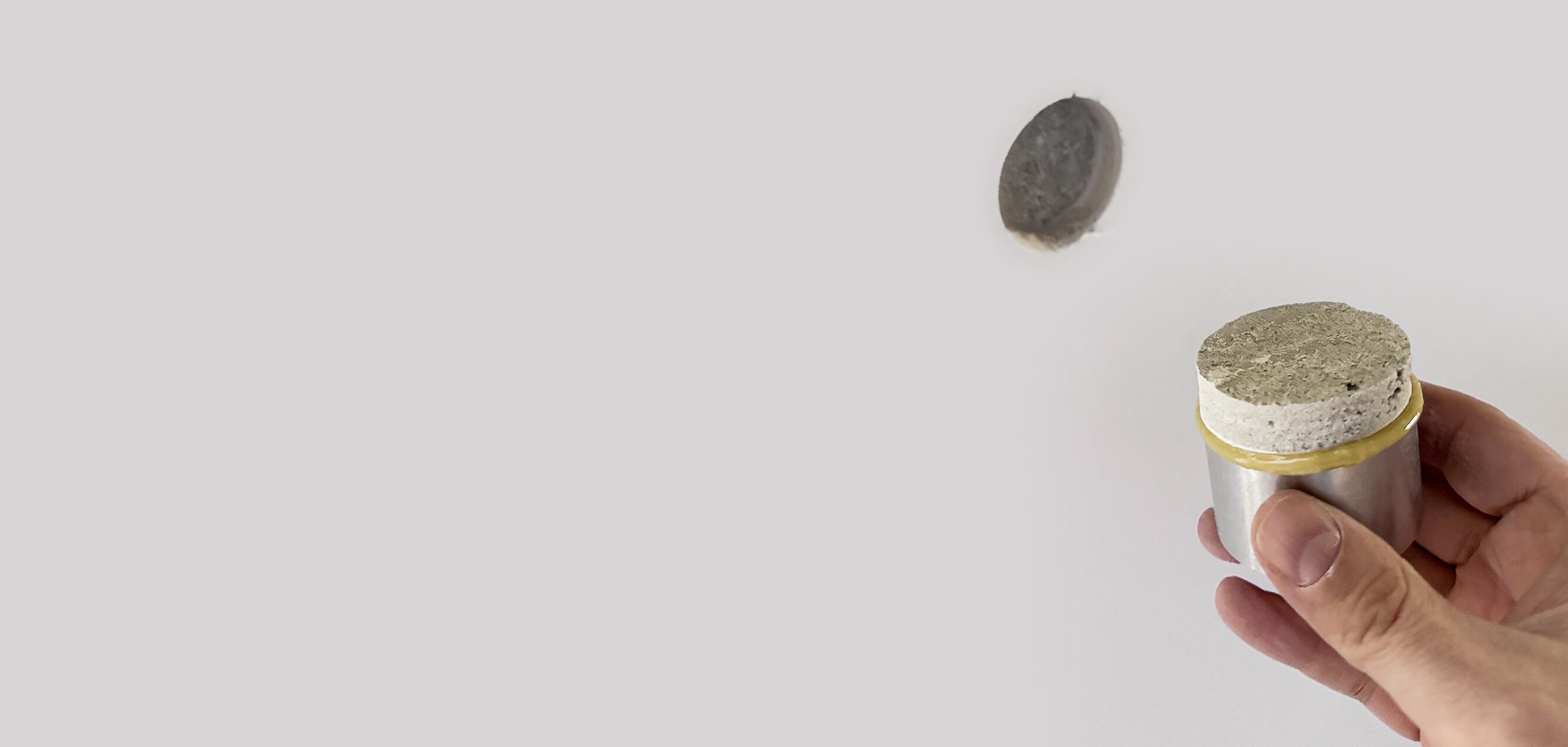 Detailaufnahme einer abgelösten Prüfscheibe nach Haftzugsprüfung, zeigt Bruchbild und Haftungseigenschaften des Materials.