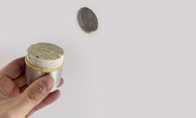 Entnommene Materialprobe nach Haftzugsprüfung, Prüfung der Haftfestigkeit von Beschichtungen auf mineralischem Untergrund.